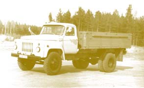ГАЗ-53-12 в стандартной комплектации (1985). Новая облицовка радиатора окрашена в белый цвет