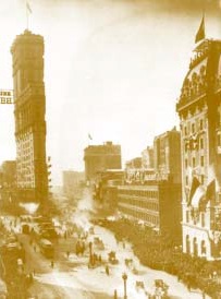 Старт дан! Морозным утром 12 февраля 1908 г. машины следуют по знаменитому Бродвею