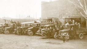 АМО-Ф-15 (грузовики и автобус) и Ford АА в бийском гараже. 1932