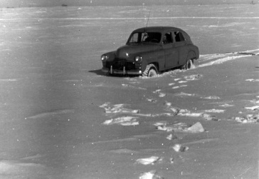 Затруднённое движение автомобиля по  заснеженному покрову глубиной 35–40 см с ледяной коркой