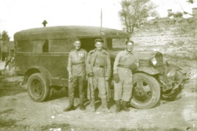 ГАЗ-55 военных лет, однако с довоенными крыльями, разнокалиберными фарами и покрышками. Чехословакия, осень 1944 г.