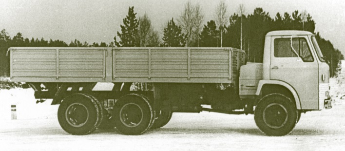 Опытный образец автомобиля Урал-Э385 представленный на
конкурс грузовиков в НАМИ. 1968 г.