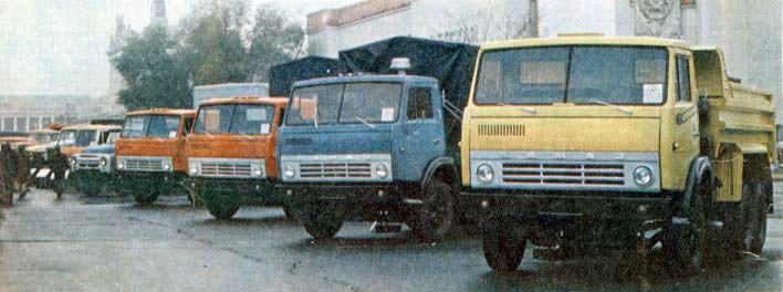 Опытный образец автомобиля-самосвала
КамАЗ-5510. 1974 (на переднем плане)