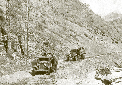 Ford АА (впереди) и АМО-2 (за ним) на Чуйском тракте