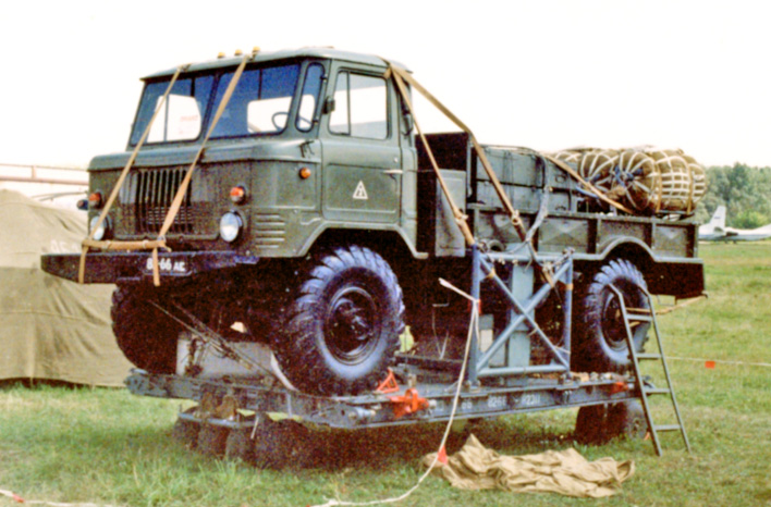 Автомобиль ГАЗ-66-11 закреплённый на парашютной платформе подготовлен к авиадесантированию.